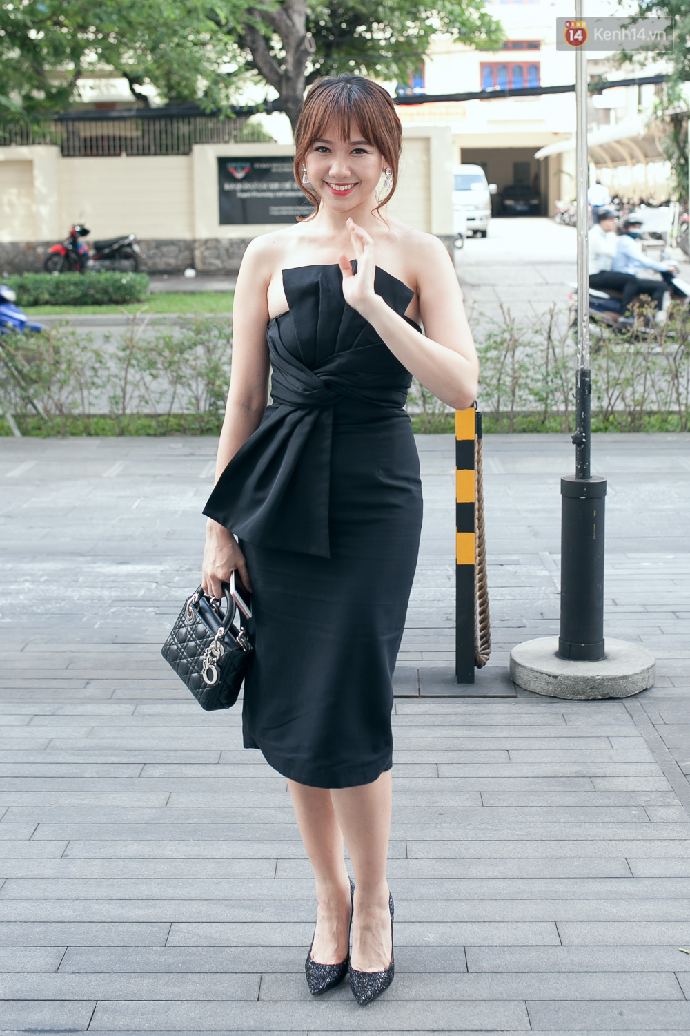 Trấn Thành tình tứ ôm Hari Won, Hòa Minzy khoe eo gợi cảm trong sự kiện - Ảnh 3. Trấn Thành tình tứ ôm Hari Won, Hòa Minzy khoe eo gợi cảm trong sự kiện - Ảnh 3.