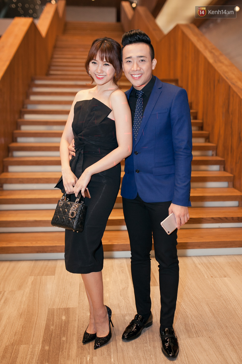 Trấn Thành tình tứ ôm Hari Won, Hòa Minzy khoe eo gợi cảm trong sự kiện - Ảnh 7. Trấn Thành tình tứ ôm Hari Won, Hòa Minzy khoe eo gợi cảm trong sự kiện - Ảnh 7.