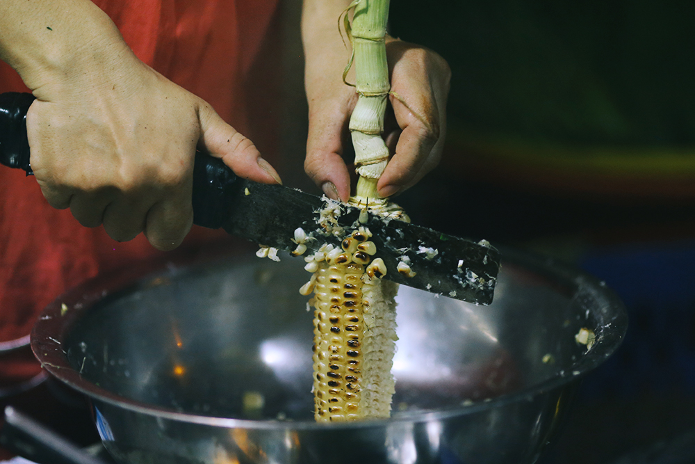 Bắp nướng ngon nhất Sài Gòn - Để được ăn, người ta phải bốc số và chờ cả tiếng! - Ảnh 14. Bắp nướng ngon nhất Sài Gòn - Để được ăn, người ta phải bốc số và chờ cả tiếng! - Ảnh 14.