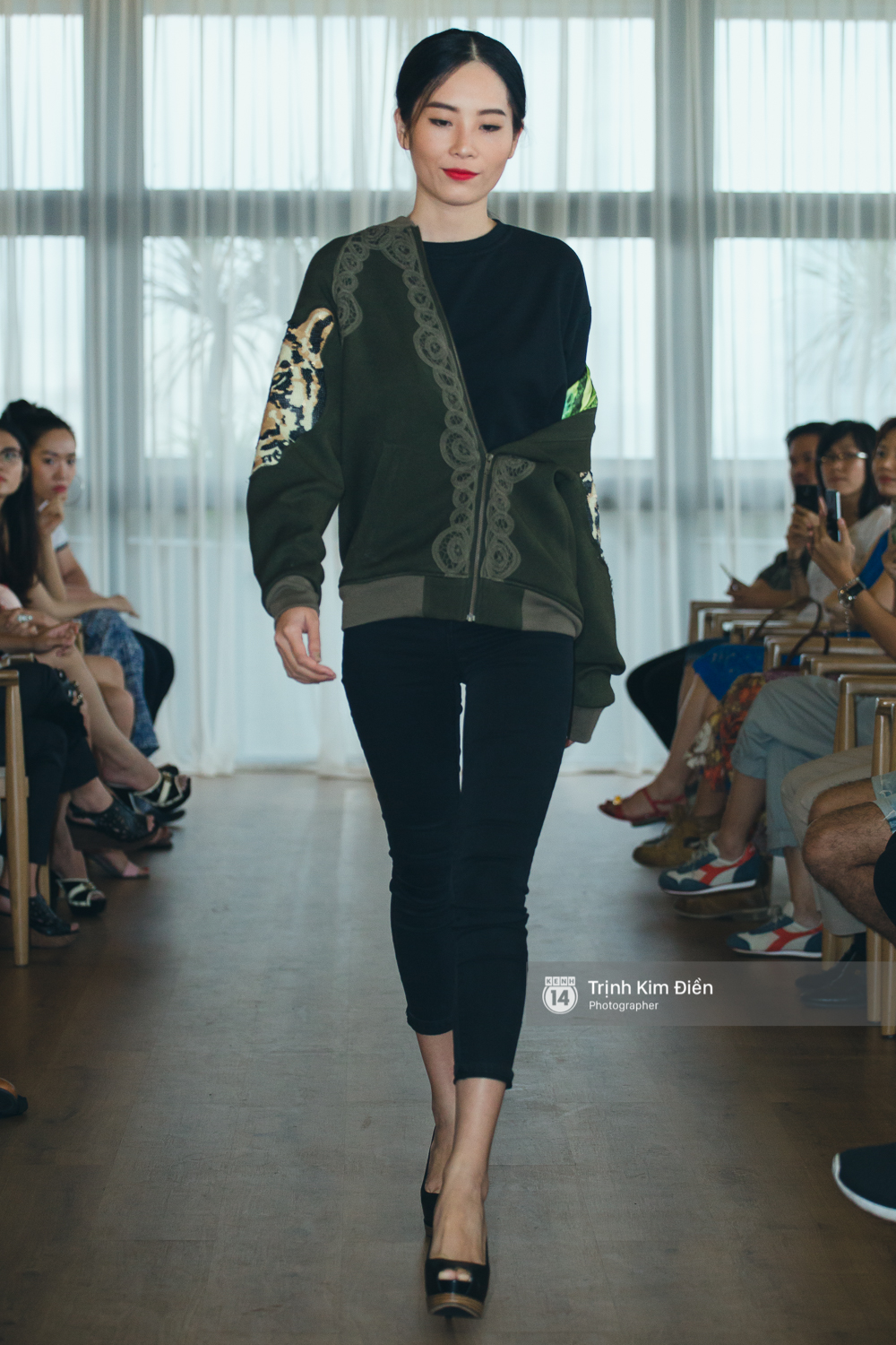 Mai Ngô & Lilly Nguyễn lại cùng catwalk cho BST áo Bomber oách nhất Việt Nam! - Ảnh 21. Mai Ngô & Lilly Nguyễn lại cùng catwalk cho BST áo Bomber oách nhất Việt Nam! - Ảnh 21.