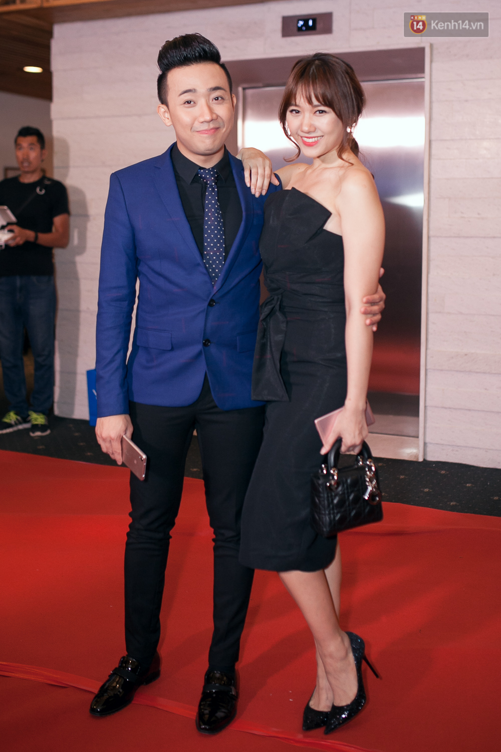 Trấn Thành tình tứ ôm Hari Won, Hòa Minzy khoe eo gợi cảm trong sự kiện - Ảnh 8. Trấn Thành tình tứ ôm Hari Won, Hòa Minzy khoe eo gợi cảm trong sự kiện - Ảnh 8.