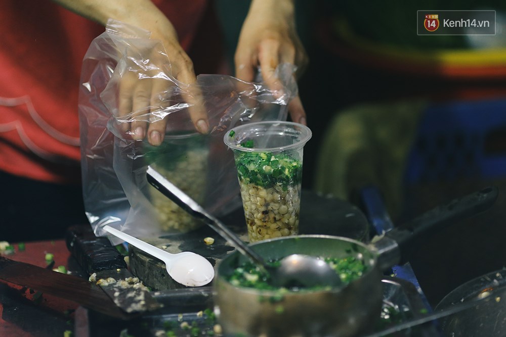 Bắp nướng ngon nhất Sài Gòn - Để được ăn, người ta phải bốc số và chờ cả tiếng! - Ảnh 15. Bắp nướng ngon nhất Sài Gòn - Để được ăn, người ta phải bốc số và chờ cả tiếng! - Ảnh 15.