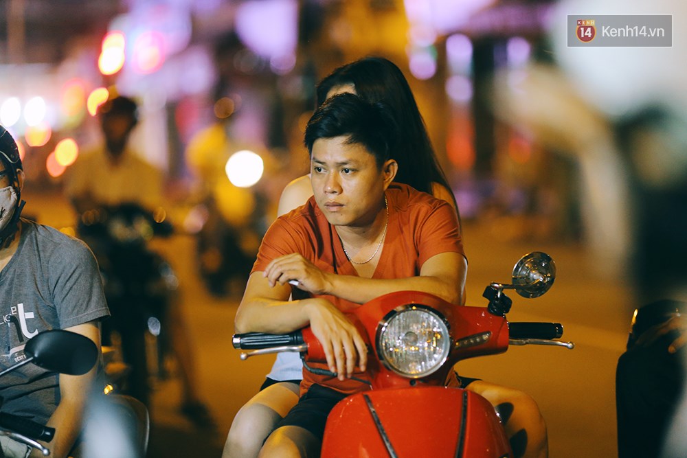 Bắp nướng ngon nhất Sài Gòn - Để được ăn, người ta phải bốc số và chờ cả tiếng! - Ảnh 7. Bắp nướng ngon nhất Sài Gòn - Để được ăn, người ta phải bốc số và chờ cả tiếng! - Ảnh 7.