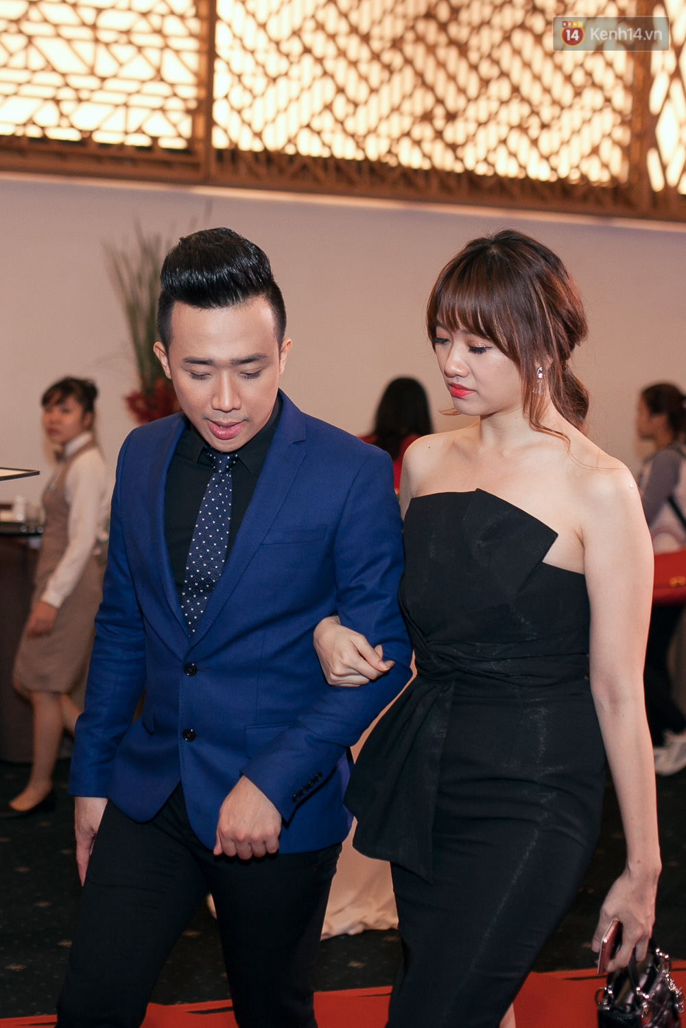 Trấn Thành tình tứ ôm Hari Won, Hòa Minzy khoe eo gợi cảm trong sự kiện - Ảnh 4. Trấn Thành tình tứ ôm Hari Won, Hòa Minzy khoe eo gợi cảm trong sự kiện - Ảnh 4.