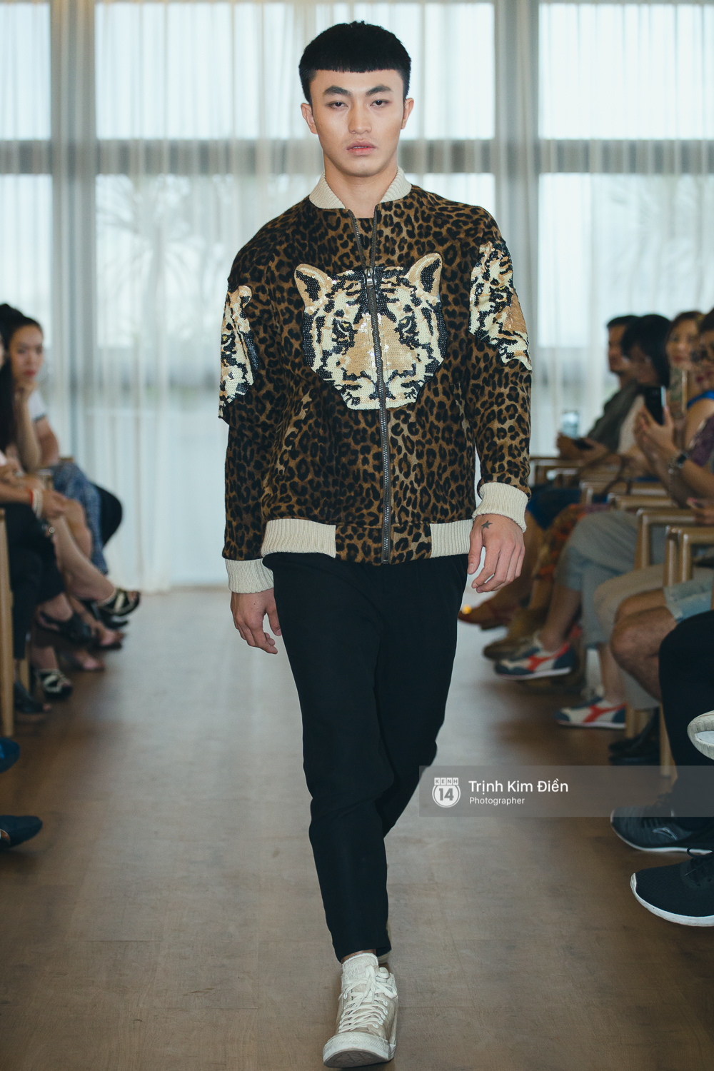 Mai Ngô & Lilly Nguyễn lại cùng catwalk cho BST áo Bomber oách nhất Việt Nam! - Ảnh 36. Mai Ngô & Lilly Nguyễn lại cùng catwalk cho BST áo Bomber oách nhất Việt Nam! - Ảnh 36.