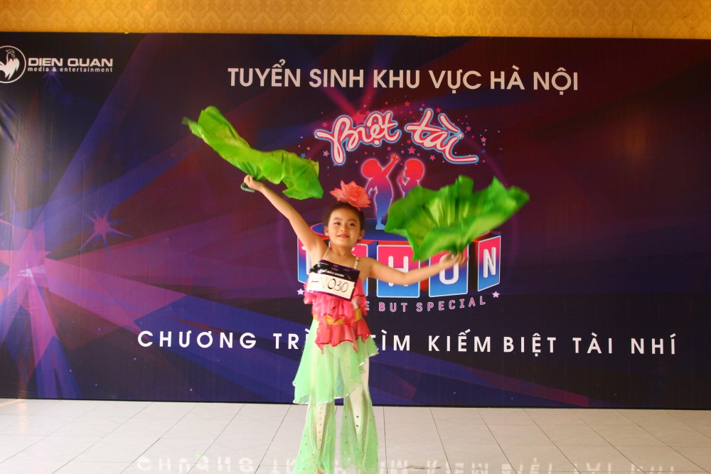 Lộ diện “thần đồng Bolero” 4 tuổi ở vòng casting Biệt tài tí hon - Ảnh 10. Lộ diện “thần đồng Bolero” 4 tuổi ở vòng casting Biệt tài tí hon - Ảnh 10.