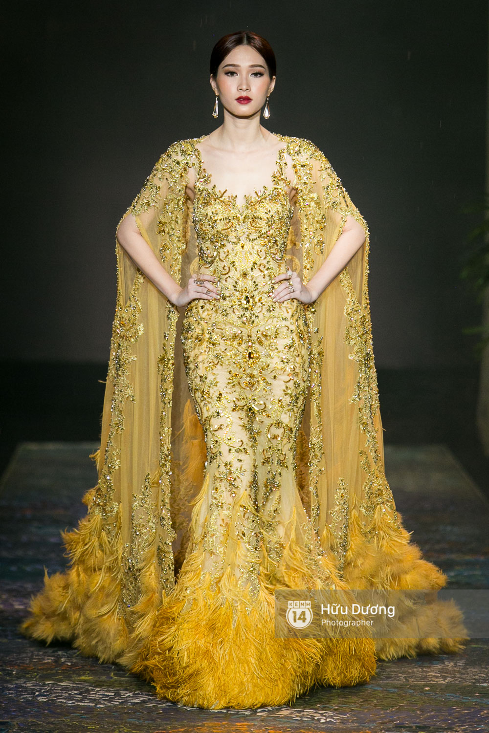 Khách mời chờ đợi dưới mưa, Hoa hậu Thu Thảo làm vedette cho show diễn của NTK Lê Thanh Hòa - Ảnh 4. Khách mời chờ đợi dưới mưa, Hoa hậu Thu Thảo làm vedette cho show diễn của NTK Lê Thanh Hòa - Ảnh 4.