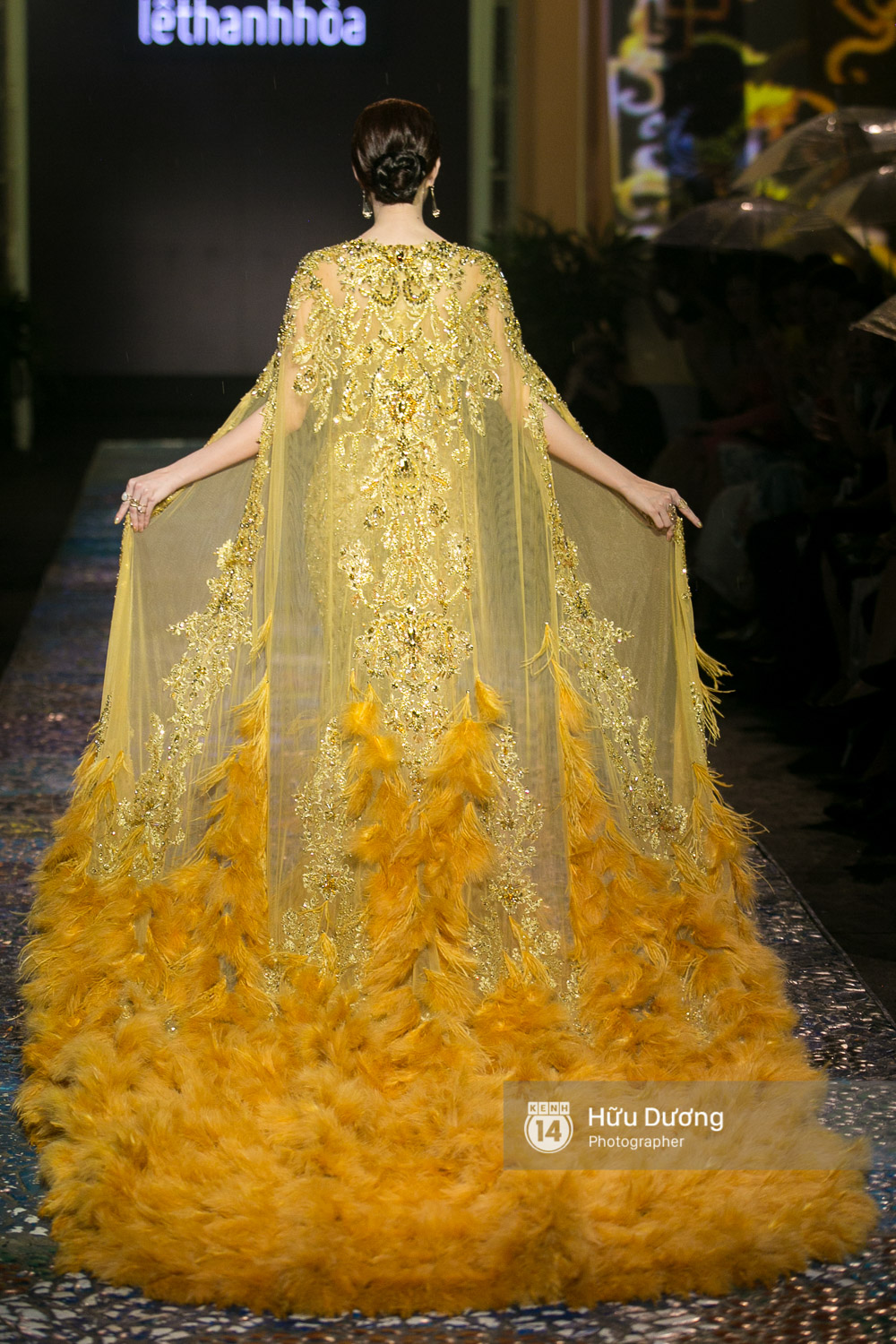 Khách mời chờ đợi dưới mưa, Hoa hậu Thu Thảo làm vedette cho show diễn của NTK Lê Thanh Hòa - Ảnh 7. Khách mời chờ đợi dưới mưa, Hoa hậu Thu Thảo làm vedette cho show diễn của NTK Lê Thanh Hòa - Ảnh 7.