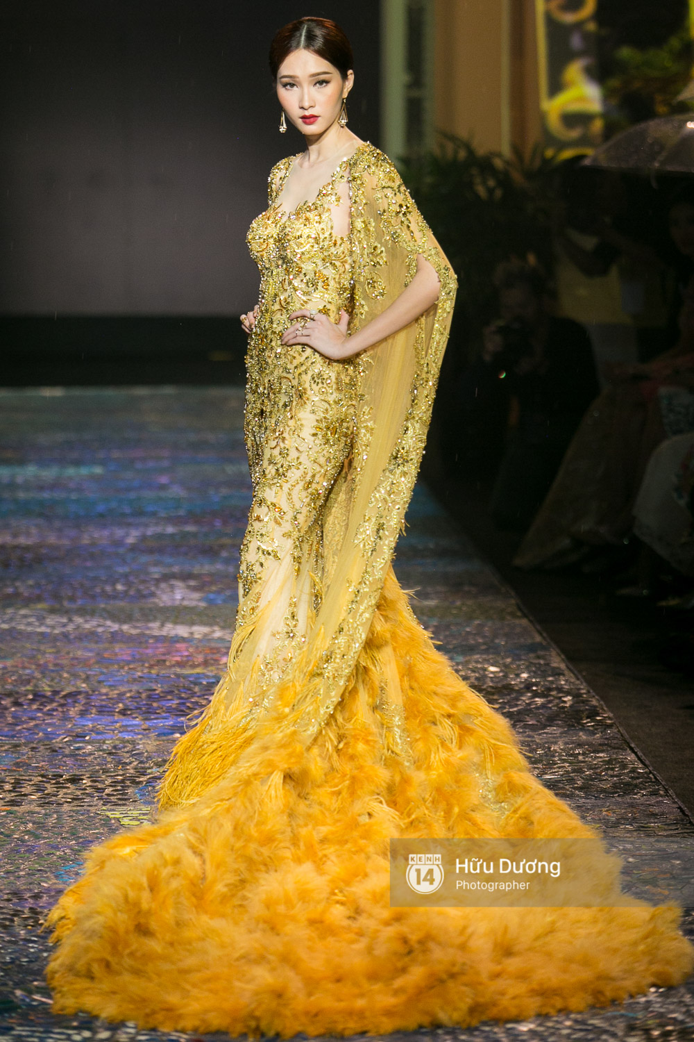 Khách mời chờ đợi dưới mưa, Hoa hậu Thu Thảo làm vedette cho show diễn của NTK Lê Thanh Hòa - Ảnh 6. Khách mời chờ đợi dưới mưa, Hoa hậu Thu Thảo làm vedette cho show diễn của NTK Lê Thanh Hòa - Ảnh 6.