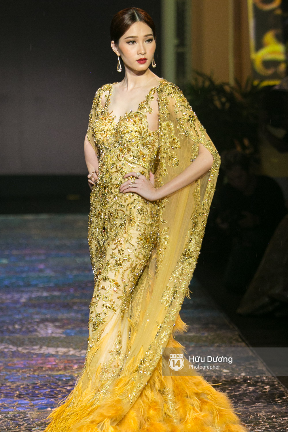 Khách mời chờ đợi dưới mưa, Hoa hậu Thu Thảo làm vedette cho show diễn của NTK Lê Thanh Hòa - Ảnh 5. Khách mời chờ đợi dưới mưa, Hoa hậu Thu Thảo làm vedette cho show diễn của NTK Lê Thanh Hòa - Ảnh 5.