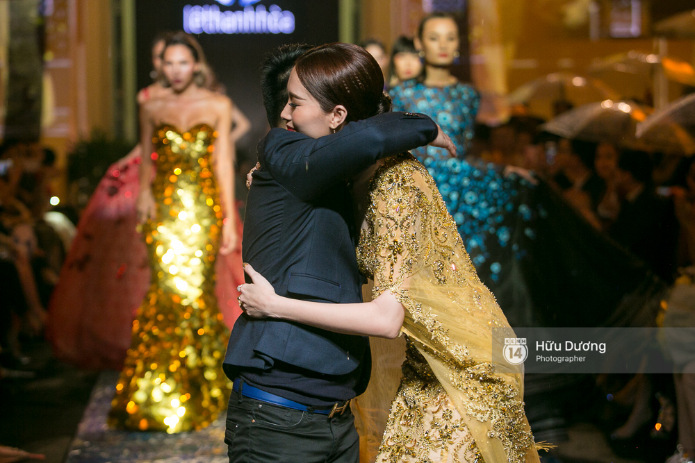 Khách mời chờ đợi dưới mưa, Hoa hậu Thu Thảo làm vedette cho show diễn của NTK Lê Thanh Hòa - Ảnh 8. Khách mời chờ đợi dưới mưa, Hoa hậu Thu Thảo làm vedette cho show diễn của NTK Lê Thanh Hòa - Ảnh 8.