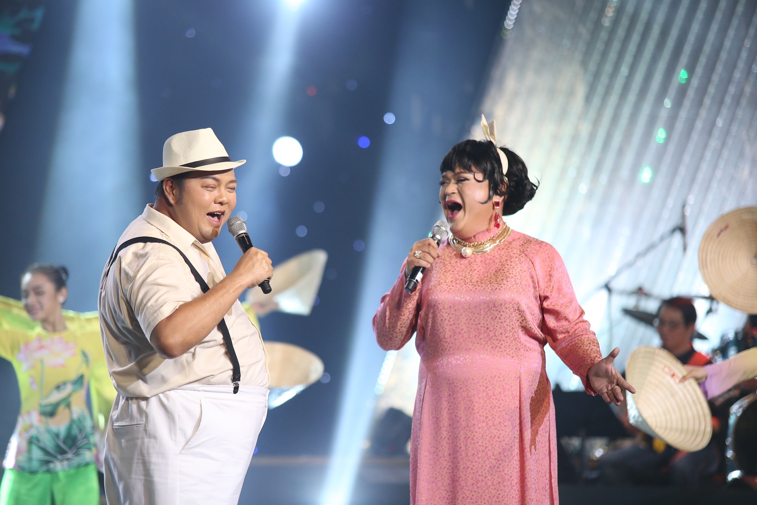 Cẩm Ly phát hiện Vĩnh Thuyên Kim diễn sâu khi quên lời trên sân khấu - Ảnh 5. Cẩm Ly phát hiện Vĩnh Thuyên Kim diễn sâu khi quên lời trên sân khấu - Ảnh 5.