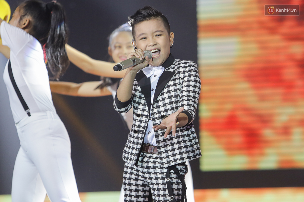 The Voice Kids: Noo Phước Thịnh loại hot boy 9 tuổi, Đông Nhi bưng mặt khóc sau khi công bố kết quả - Ảnh 34. The Voice Kids: Noo Phước Thịnh loại hot boy 9 tuổi, Đông Nhi bưng mặt khóc sau khi công bố kết quả - Ảnh 34.