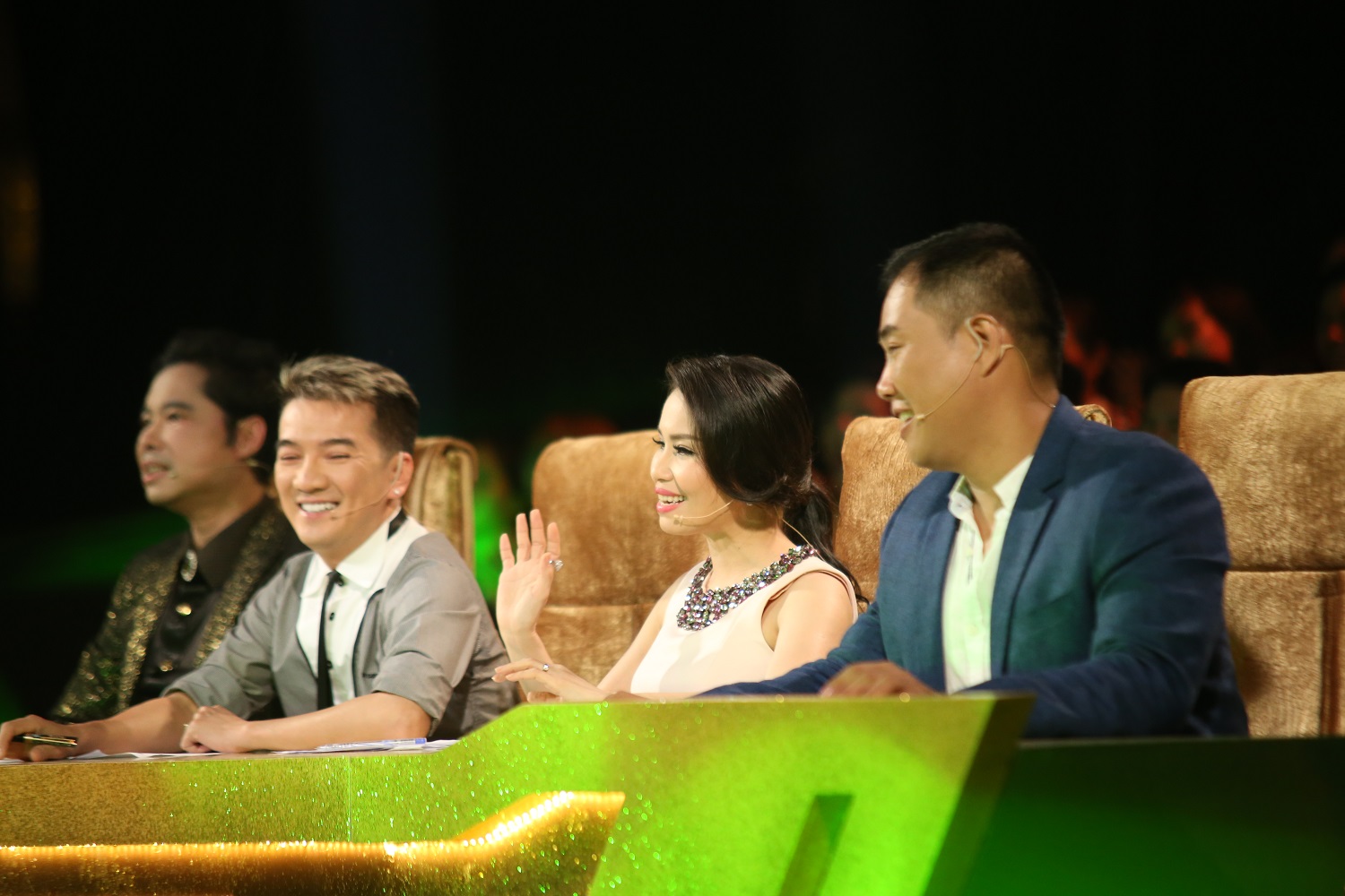 Ngọc Sơn đau khổ khi được 2 thí sinh nam cưỡng hôn - Ảnh 1. Ngọc Sơn đau khổ khi được 2 thí sinh nam cưỡng hôn - Ảnh 1.