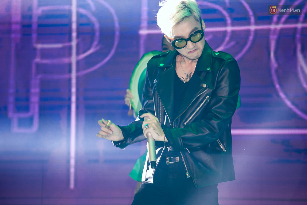 Sơn Tùng M-TP xuất hiện cực chất và đẹp trai giữa dàn mỹ nhân hot của showbiz Việt - Ảnh 4. Sơn Tùng M-TP xuất hiện cực chất và đẹp trai giữa dàn mỹ nhân hot của showbiz Việt - Ảnh 4.