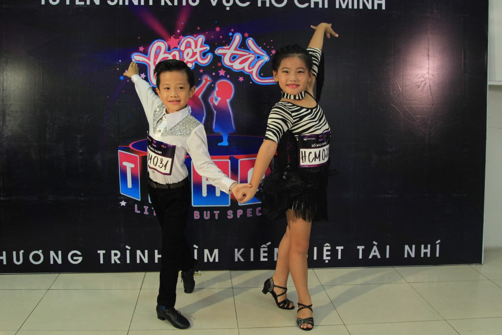 Lộ diện “thần đồng Bolero” 4 tuổi ở vòng casting Biệt tài tí hon - Ảnh 6. Lộ diện “thần đồng Bolero” 4 tuổi ở vòng casting Biệt tài tí hon - Ảnh 6.