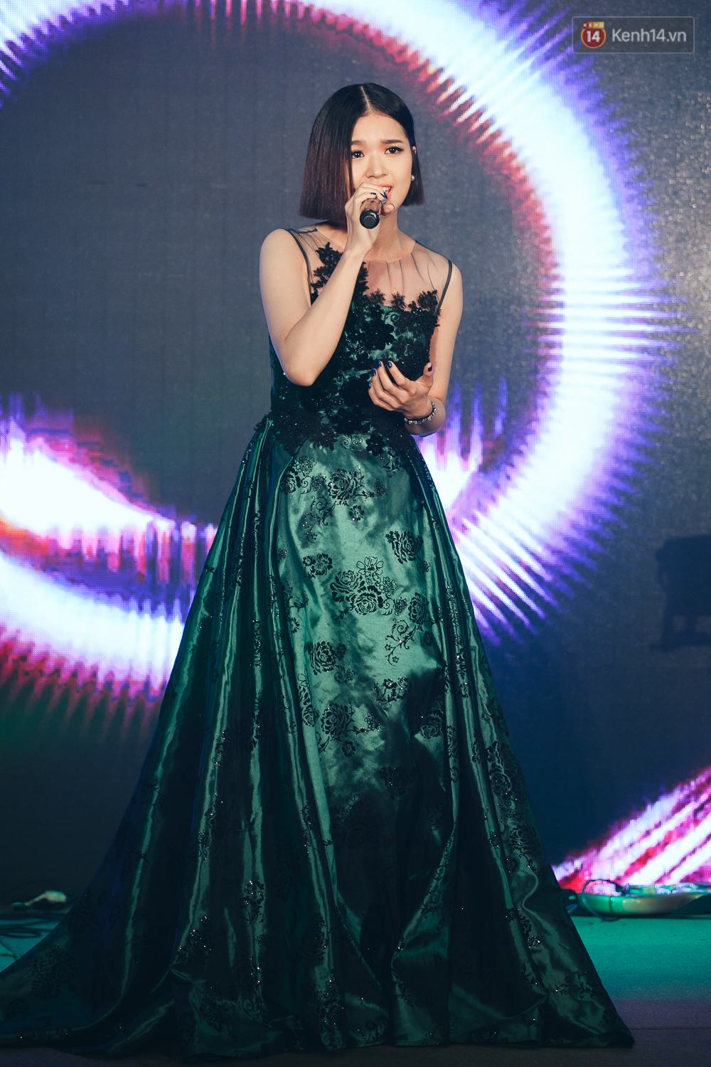 Sơn Tùng M-TP xuất hiện cực chất và đẹp trai giữa dàn mỹ nhân hot của showbiz Việt - Ảnh 18. Sơn Tùng M-TP xuất hiện cực chất và đẹp trai giữa dàn mỹ nhân hot của showbiz Việt - Ảnh 18.