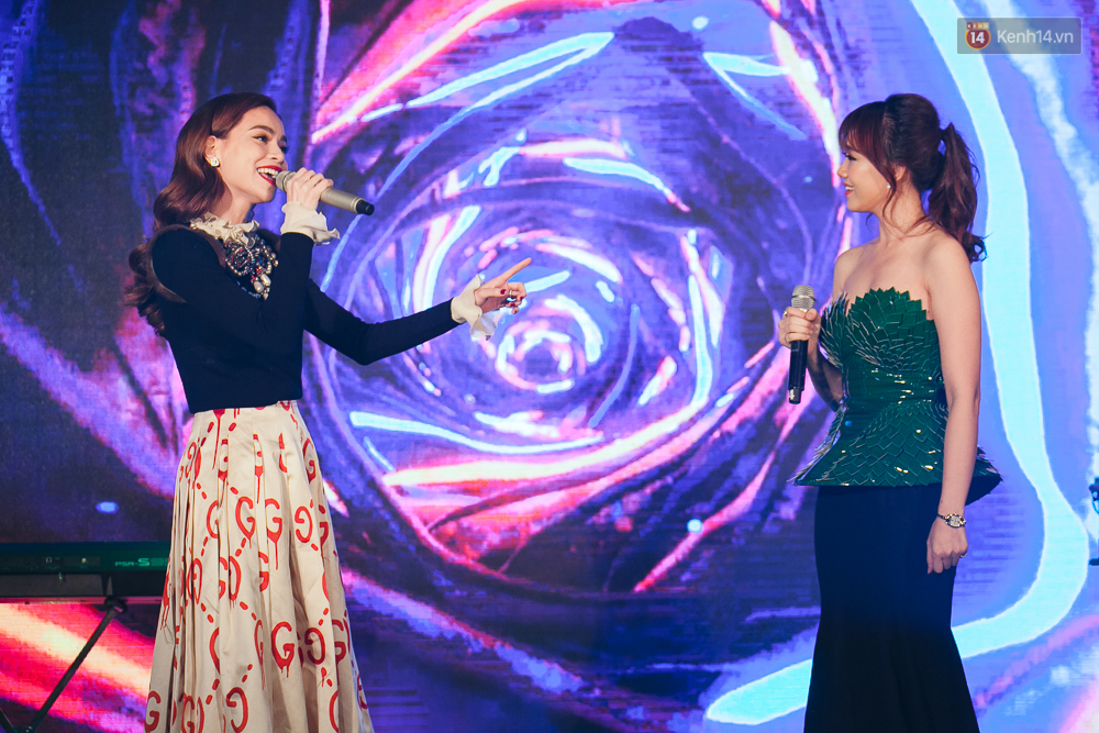 Sơn Tùng M-TP xuất hiện cực chất và đẹp trai giữa dàn mỹ nhân hot của showbiz Việt - Ảnh 20. Sơn Tùng M-TP xuất hiện cực chất và đẹp trai giữa dàn mỹ nhân hot của showbiz Việt - Ảnh 20.