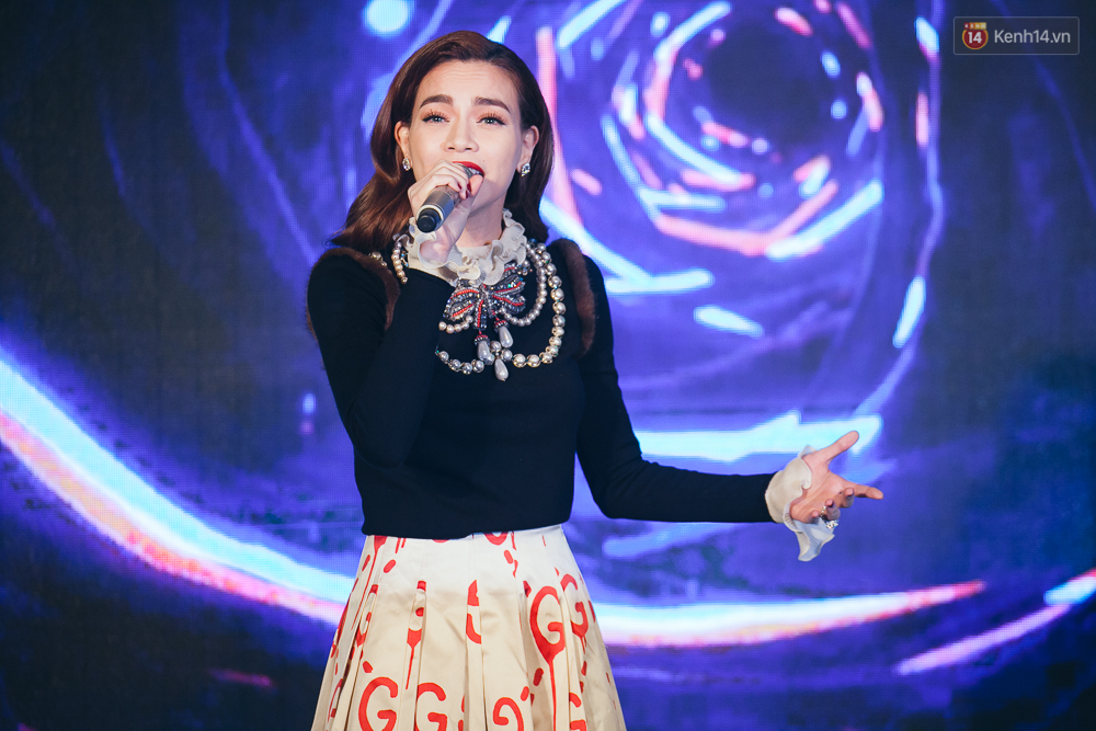 Sơn Tùng M-TP xuất hiện cực chất và đẹp trai giữa dàn mỹ nhân hot của showbiz Việt - Ảnh 19. Sơn Tùng M-TP xuất hiện cực chất và đẹp trai giữa dàn mỹ nhân hot của showbiz Việt - Ảnh 19.