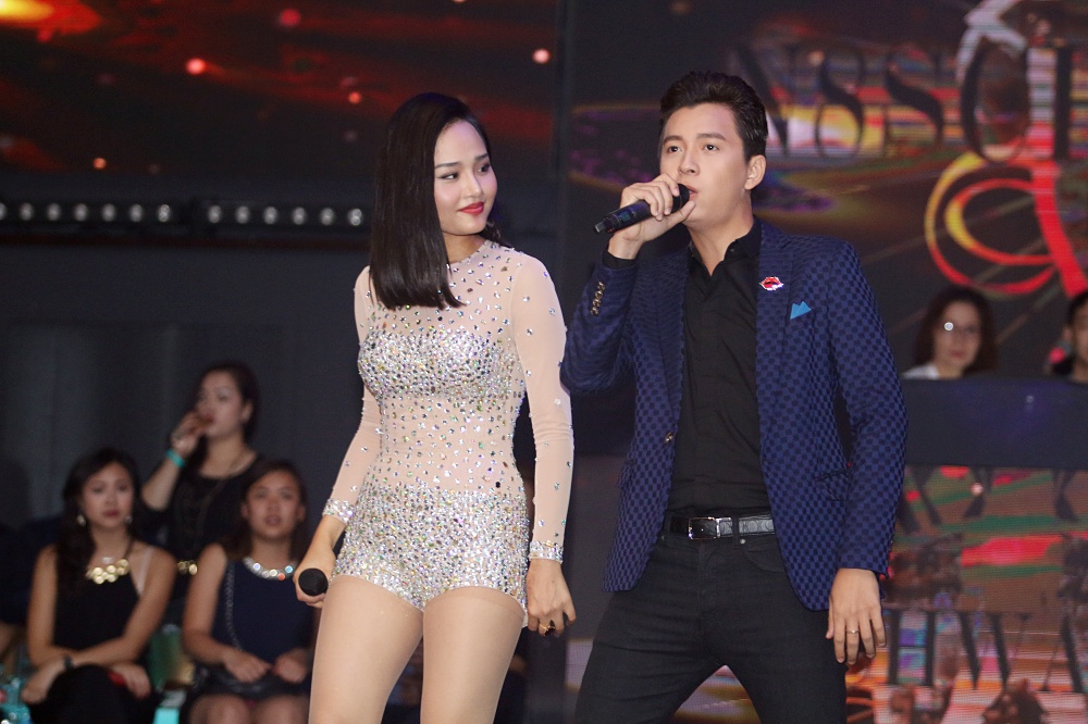 Noo Phước Thịnh điển trai, biểu diễn cuồng nhiệt trước sự chào đón của khán giả châu Âu - Ảnh 8. Noo Phước Thịnh điển trai, biểu diễn cuồng nhiệt trước sự chào đón của khán giả châu Âu - Ảnh 8.