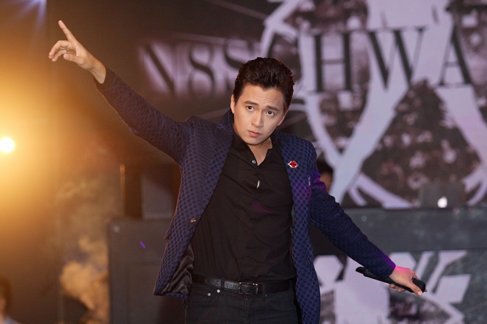 Noo Phước Thịnh điển trai, biểu diễn cuồng nhiệt trước sự chào đón của khán giả châu Âu - Ảnh 11. Noo Phước Thịnh điển trai, biểu diễn cuồng nhiệt trước sự chào đón của khán giả châu Âu - Ảnh 11.