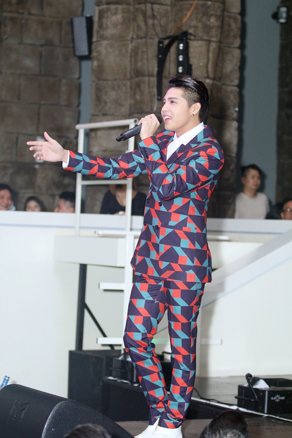 Noo Phước Thịnh điển trai, biểu diễn cuồng nhiệt trước sự chào đón của khán giả châu Âu - Ảnh 1. Noo Phước Thịnh điển trai, biểu diễn cuồng nhiệt trước sự chào đón của khán giả châu Âu - Ảnh 1.