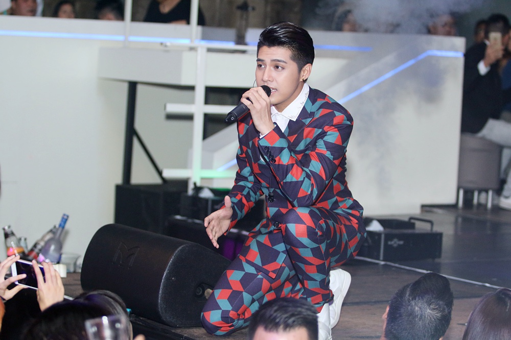 Noo Phước Thịnh điển trai, biểu diễn cuồng nhiệt trước sự chào đón của khán giả châu Âu - Ảnh 2. Noo Phước Thịnh điển trai, biểu diễn cuồng nhiệt trước sự chào đón của khán giả châu Âu - Ảnh 2.