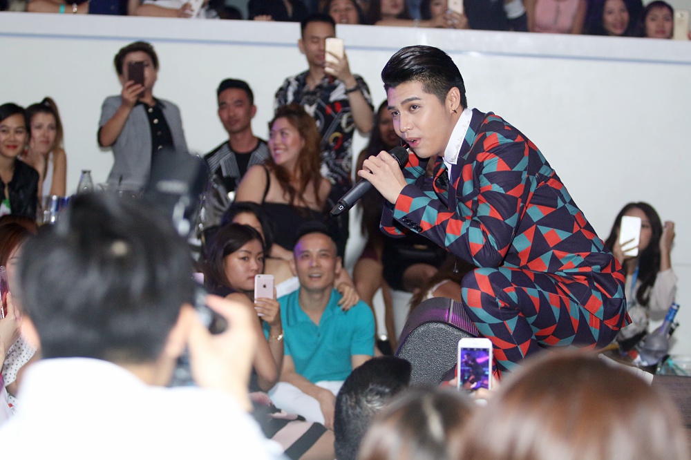 Noo Phước Thịnh điển trai, biểu diễn cuồng nhiệt trước sự chào đón của khán giả châu Âu - Ảnh 3. Noo Phước Thịnh điển trai, biểu diễn cuồng nhiệt trước sự chào đón của khán giả châu Âu - Ảnh 3.