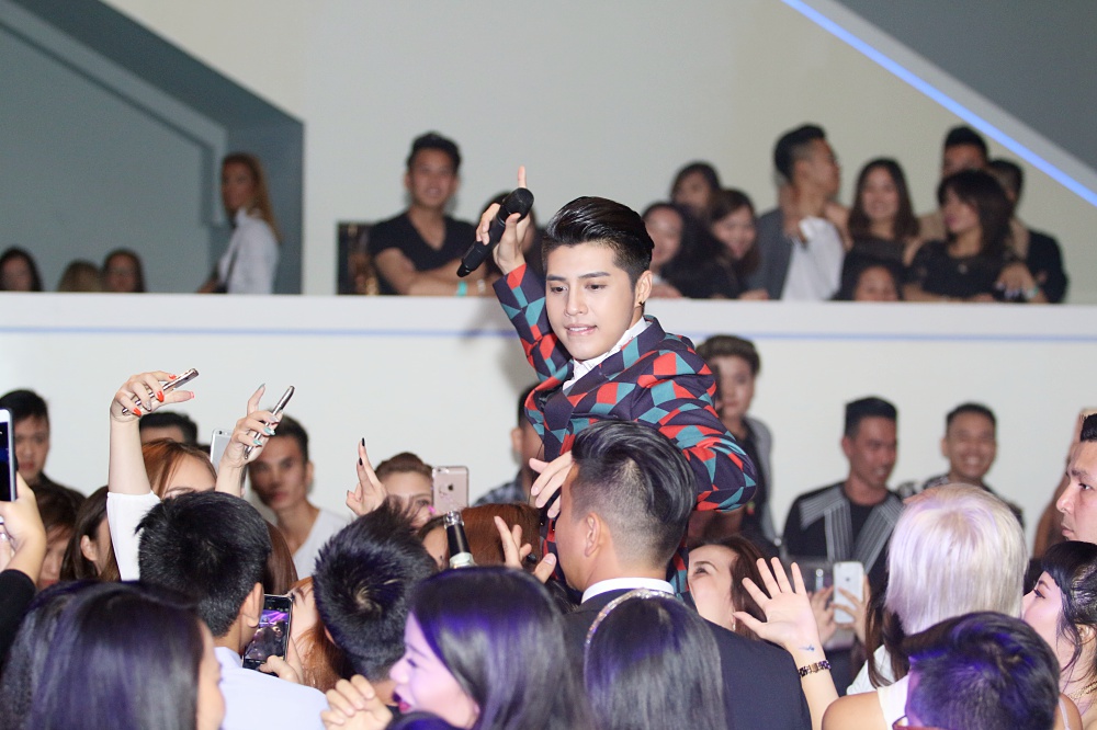 Noo Phước Thịnh điển trai, biểu diễn cuồng nhiệt trước sự chào đón của khán giả châu Âu - Ảnh 5. Noo Phước Thịnh điển trai, biểu diễn cuồng nhiệt trước sự chào đón của khán giả châu Âu - Ảnh 5.