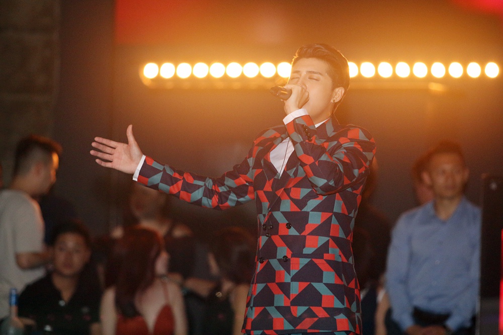 Noo Phước Thịnh điển trai, biểu diễn cuồng nhiệt trước sự chào đón của khán giả châu Âu - Ảnh 6. Noo Phước Thịnh điển trai, biểu diễn cuồng nhiệt trước sự chào đón của khán giả châu Âu - Ảnh 6.