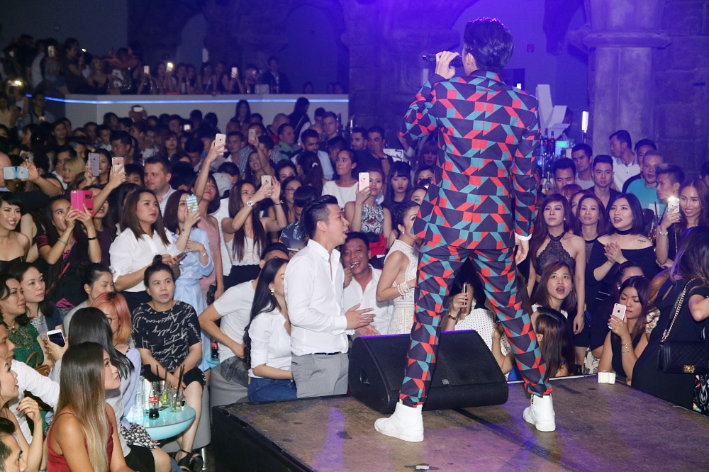 Noo Phước Thịnh điển trai, biểu diễn cuồng nhiệt trước sự chào đón của khán giả châu Âu - Ảnh 4. Noo Phước Thịnh điển trai, biểu diễn cuồng nhiệt trước sự chào đón của khán giả châu Âu - Ảnh 4.