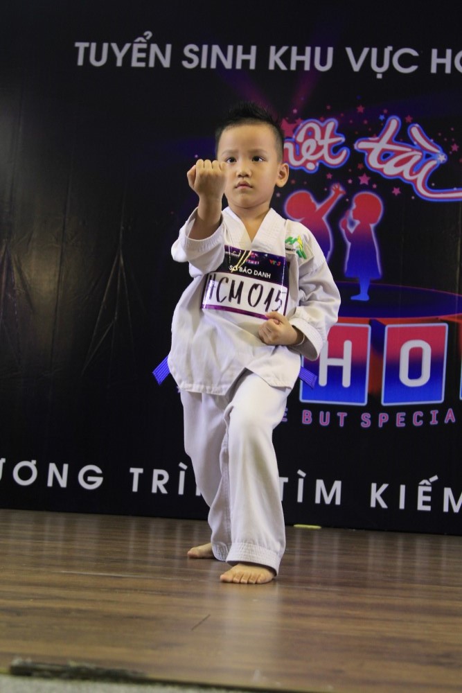 Lộ diện “thần đồng Bolero” 4 tuổi ở vòng casting Biệt tài tí hon - Ảnh 7. Lộ diện “thần đồng Bolero” 4 tuổi ở vòng casting Biệt tài tí hon - Ảnh 7.