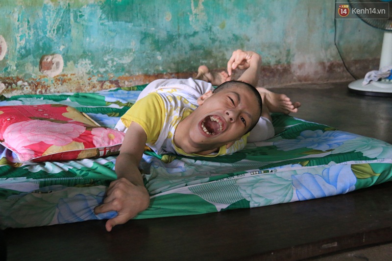 Nếu bạn định từ bỏ ước mơ, hãy nhìn cách vượt lên số phận của chàng tân SV bị chất độc da cam này! - Ảnh 8. Nếu bạn định từ bỏ ước mơ, hãy nhìn cách vượt lên số phận của chàng tân SV bị chất độc da cam này! - Ảnh 8.