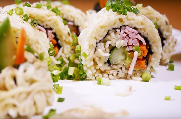 Món lạ đố ai dám thử: Sushi làm từ... mì gói - Ảnh 5.