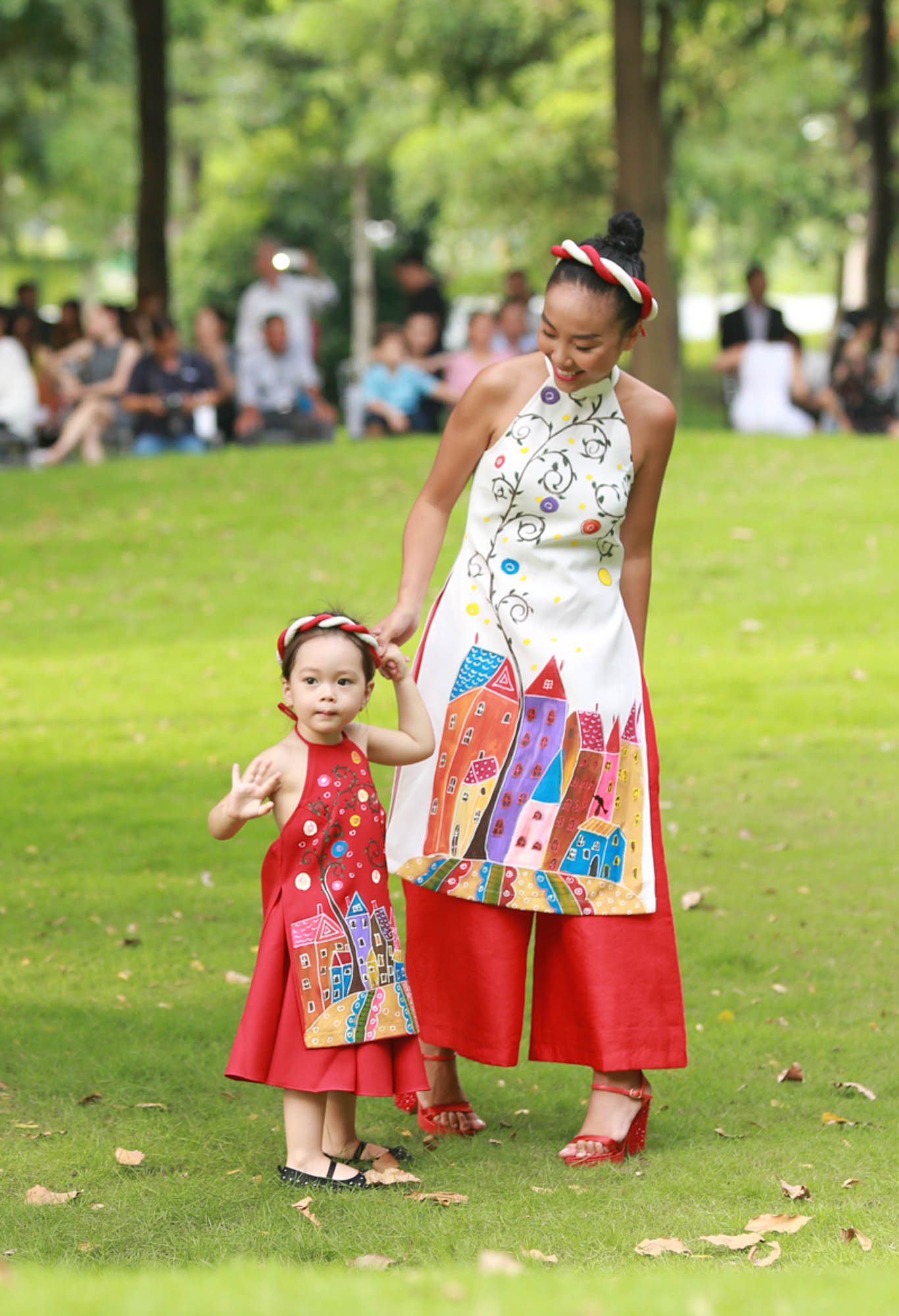 Mẫu nhí Việt vừa chất vừa xinh phá đảo Tuần lễ thời trang mùa đầu - Ảnh 17. Mẫu nhí Việt vừa chất vừa xinh phá đảo Tuần lễ thời trang mùa đầu - Ảnh 17.