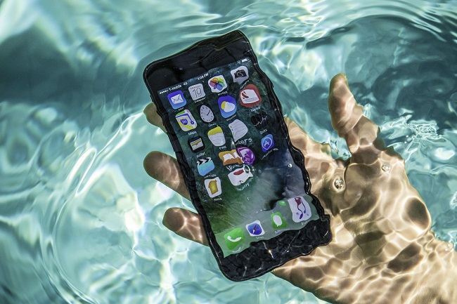 Làm gì khi iPhone 7 bị vào nước? - Ảnh 1.
