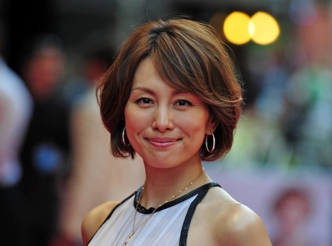 Mỹ nhân của Doctor X Yonekura Ryoko bất ngờ tuyên bố ly hôn với chồng doanh nhân - Ảnh 3. Mỹ nhân của Doctor X Yonekura Ryoko bất ngờ tuyên bố ly hôn với chồng doanh nhân - Ảnh 3.