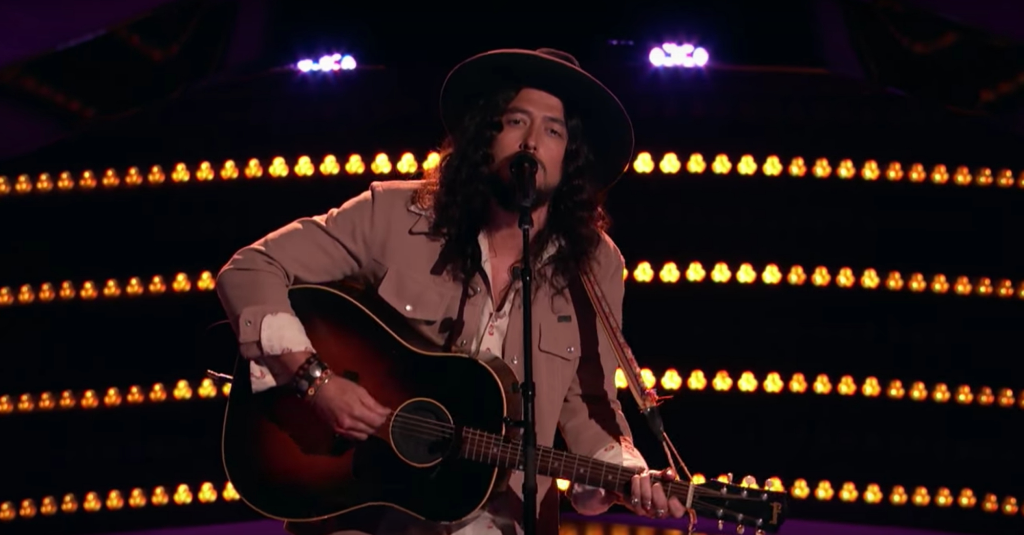 Blake Shelton bất ngờ đòi ôm Adam Levine khiến khán giả thích thú - Ảnh 3. Blake Shelton bất ngờ đòi ôm Adam Levine khiến khán giả thích thú - Ảnh 3.