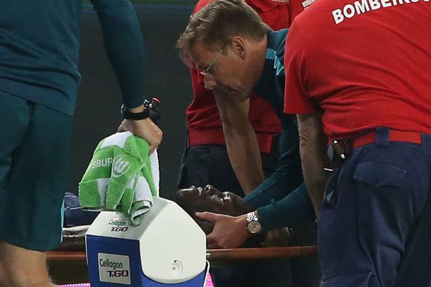 Cầu thủ Wolfsburg nhập viện gấp do chấn thương gãy cổ