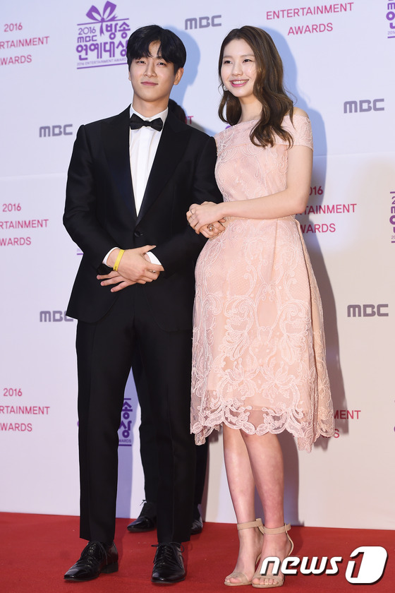 Thảm đỏ MBC Entertainment Awards: Lee Sung Kyung xinh như công chúa, dàn diễn viên khoe ngực sexy - Ảnh 25.