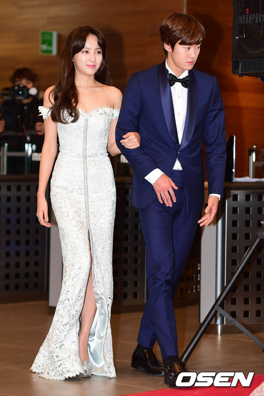 Thảm đỏ MBC Entertainment Awards: Lee Sung Kyung xinh như công chúa, dàn diễn viên khoe ngực sexy - Ảnh 14.