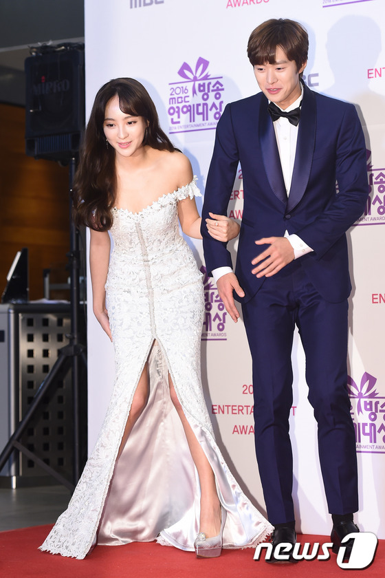 Thảm đỏ MBC Entertainment Awards: Lee Sung Kyung xinh như công chúa, dàn diễn viên khoe ngực sexy - Ảnh 15.