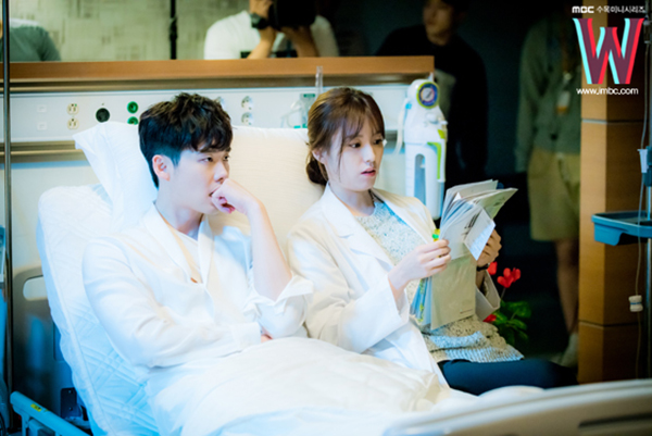 Lee Jong Suk và Han Hyo Joo sẽ hôn cực nhiều trong “W” - Ảnh 18.