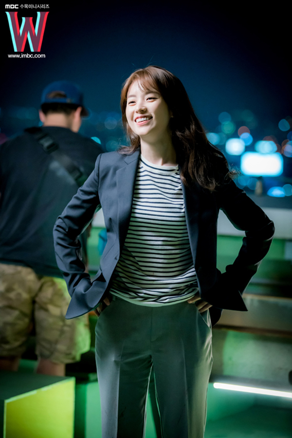 Lee Jong Suk và Han Hyo Joo sẽ hôn cực nhiều trong “W” - Ảnh 11.