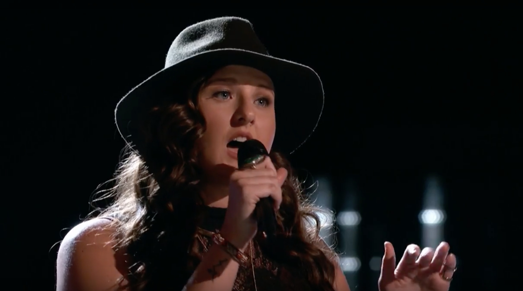 Blake Shelton bất ngờ đòi ôm Adam Levine khiến khán giả thích thú - Ảnh 12. Blake Shelton bất ngờ đòi ôm Adam Levine khiến khán giả thích thú - Ảnh 12.