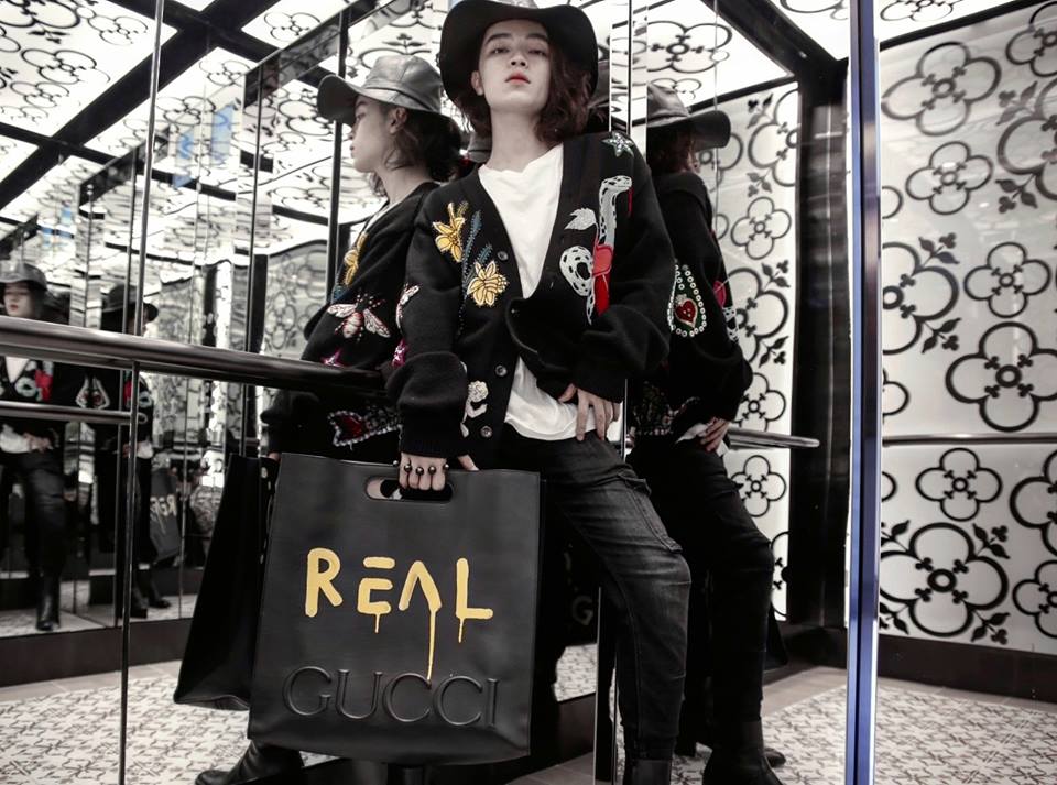 Kelbin Lei chi đến hơn 260 triệu đồng để dự Singapore Fashion Week , đụng túi hiệu với Hồ Ngọc Hà - Ảnh 1. Kelbin Lei chi đến hơn 260 triệu đồng để dự Singapore Fashion Week , đụng túi hiệu với Hồ Ngọc Hà - Ảnh 1.