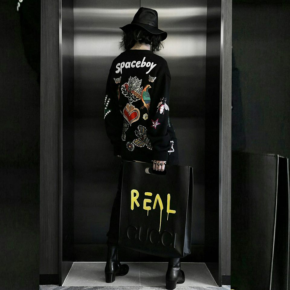 Kelbin Lei chi đến hơn 260 triệu đồng để dự Singapore Fashion Week , đụng túi hiệu với Hồ Ngọc Hà - Ảnh 2. Kelbin Lei chi đến hơn 260 triệu đồng để dự Singapore Fashion Week , đụng túi hiệu với Hồ Ngọc Hà - Ảnh 2.