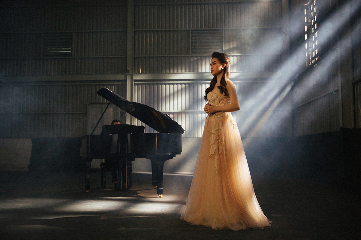 Giang Hồng Ngọc khóc nghẹn vì bị người yêu lừa dối trong MV - Ảnh 5. Giang Hồng Ngọc khóc nghẹn vì bị người yêu lừa dối trong MV - Ảnh 5.