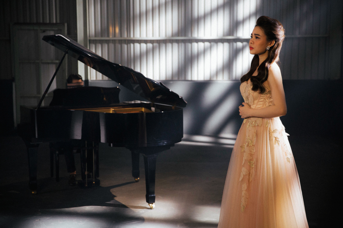 Giang Hồng Ngọc khóc nghẹn vì bị người yêu lừa dối trong MV - Ảnh 2. Giang Hồng Ngọc khóc nghẹn vì bị người yêu lừa dối trong MV - Ảnh 2.