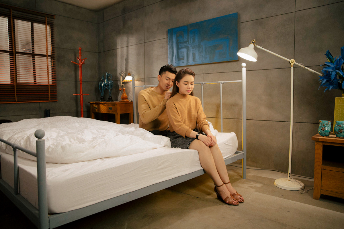 Giang Hồng Ngọc khóc nghẹn vì bị người yêu lừa dối trong MV - Ảnh 7. Giang Hồng Ngọc khóc nghẹn vì bị người yêu lừa dối trong MV - Ảnh 7.